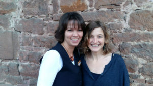 Myriam Hecker (Hotelleitung Gut Hühnerhof) mit Barbara Frech (BewegungsGut Hühnerhof)