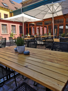 Neue Bestuhlung Café Gut Hühnerhof