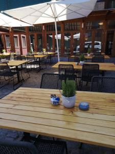 Neue Bestuhlung Café Gut Hühnerhof