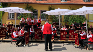 Feierliches Maibaum-Stellen